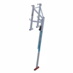 L'immagine presenta il Parapetto anticaduta tetto SGS 3 metri, uno stabilizzatore per scale argentato con etichetta blu. Si fissa alla parte superiore della scala per garantire stabilità, offrendo bracci estensibili verso l'esterno, estremità imbottite per la presa e attacchi a gancio per un posizionamento sicuro.