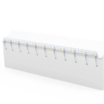 Il Parapetto anticaduta tetto SGS 30 metri è una lunga struttura rettangolare bianca con impalcature metalliche e travi di sostegno. Ha un tetto piano con un design pulito e minimalista e travi metalliche che si estendono in un motivo elegante e regolare dal bordo superiore alla base.